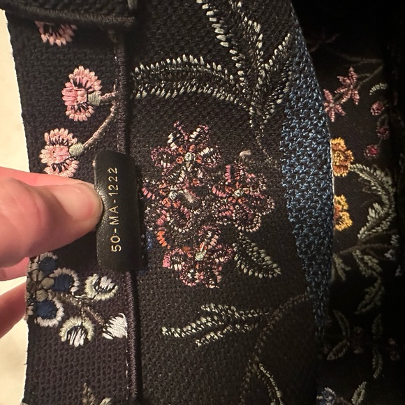 Dior Medium Book Tote: limited edition Les petites fleurs spring 2023. - Picture 7 of 8